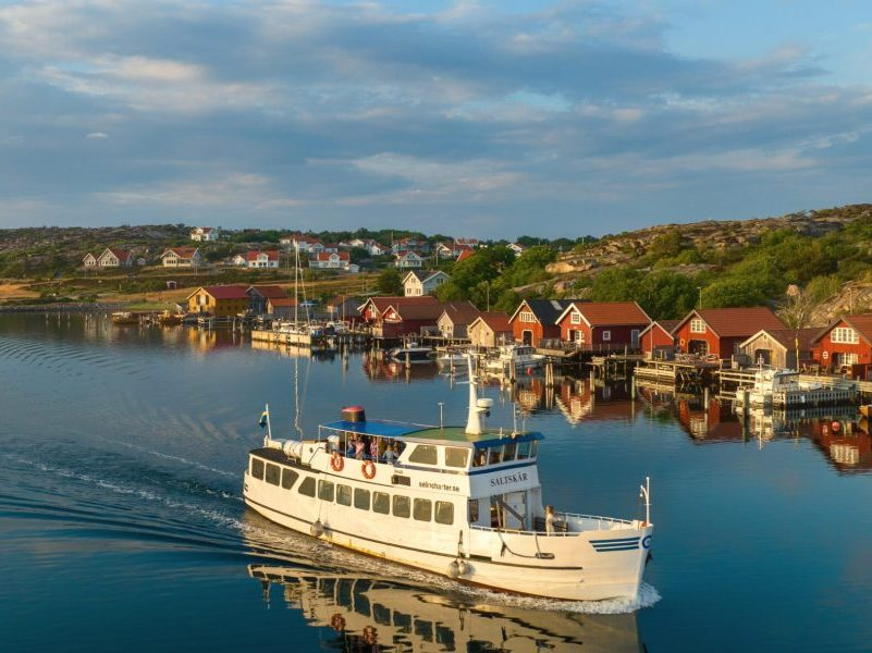 M/S Saltskär på väg genom Fjällbacka skärgård